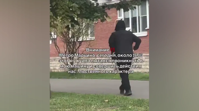 Неизвестный мужчина пытался проникнуть в машину к москвичке