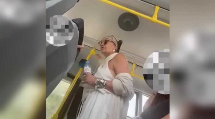 Полиция проверяет видео из Омска, где пассажирка автобуса «садится на голову» школьницам
