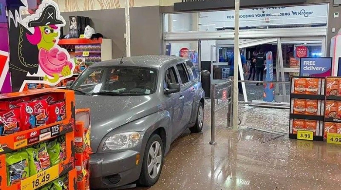 Водитель снёс двери закрытого супермаркета ради заветного санузла